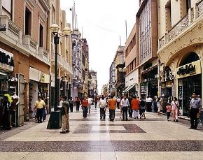 Lima Cercado alberga a unos 30 mil negocios, principalmente restaurantes y bodegas