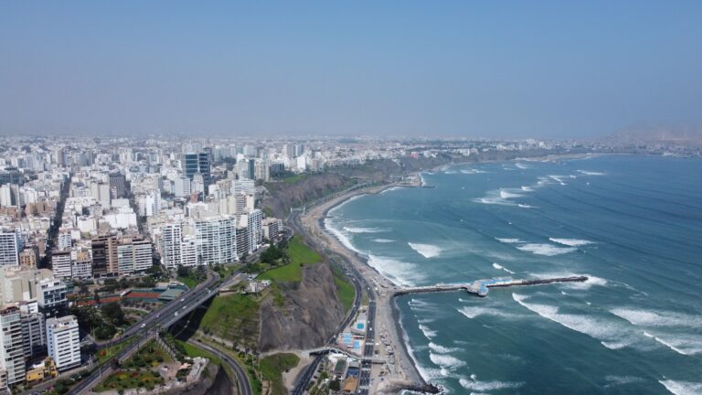 Edificios de vivienda multifamiliar en el malecón de Miraflores, Lima, junto a la vía costera